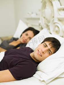 躺在床上的年轻夫妇