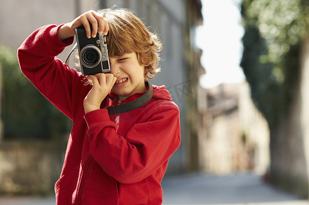 意大利威尼斯省小男孩在街上拍照