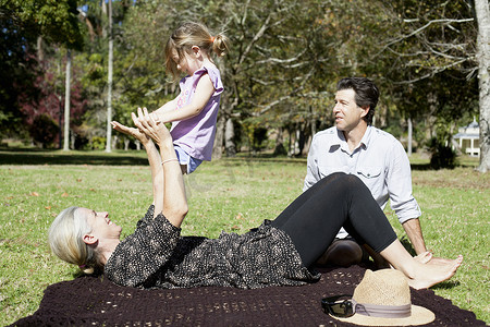 新西兰母亲和女儿在公园里玩耍