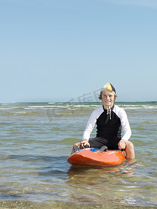 男孩尼珀儿童冲浪救生员跨在冲浪板上的肖像澳大利亚墨尔本阿尔托纳