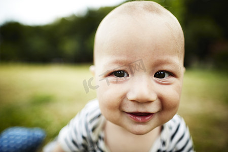 男婴对着镜头微笑的特写