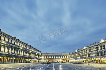 对称摄影照片_意大利威尼斯黄昏时泛光灯照亮的圣马克斯广场