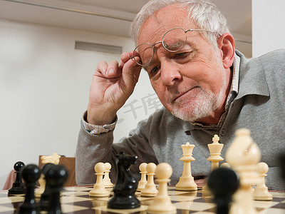 vr器材摄影照片_一位下国际象棋的老人