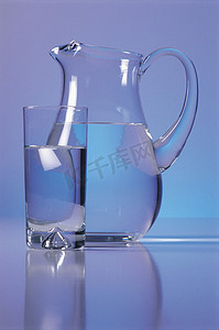 玻璃杯和水壶
