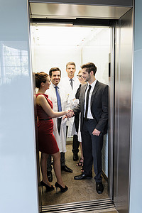 医生和商人在电梯里