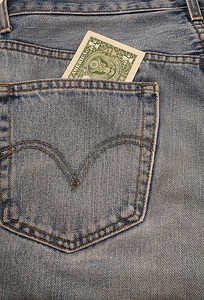 牛仔裤口袋里的一美元钞票