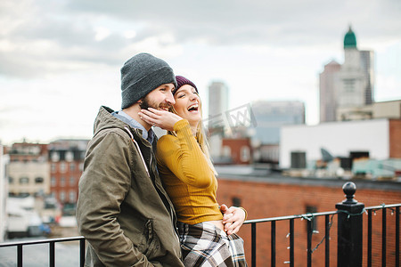 年轻夫妇在城市屋顶露台上欢笑