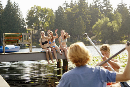 朋友们在湖里划船美国华盛顿州西雅图