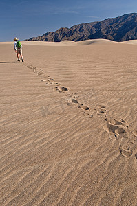 美国加州死亡谷国家公园男子徒步旅行