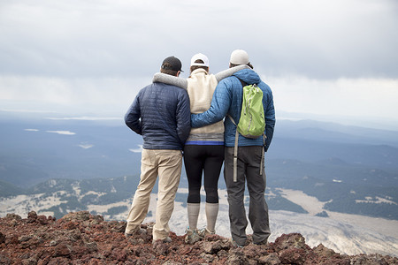 美国俄勒冈州本德市三个朋友站在南姐妹火山顶端眺望风景