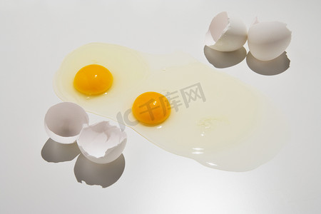 蛋黄摄影照片_鸡蛋和碎贝壳