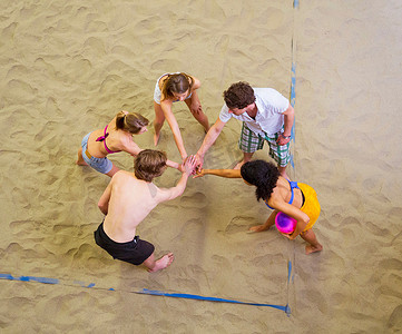 室内沙滩排球上朋友们的团队对话鸟瞰