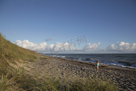 女孩在海滩上玩耍吹石保护区朱庇特岛美国佛罗里达州