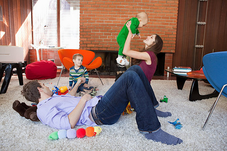 儿童玩具椅摄影照片_一家人在客厅里玩耍