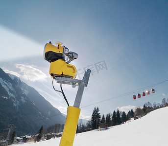 集团峰会摄影照片_滑雪场的吹雪机和缆车