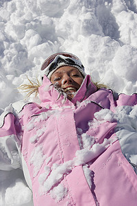 一名女子在雪中玩耍