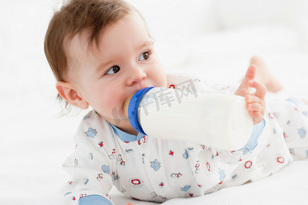 婴儿与奶瓶摄影照片_婴儿奶瓶