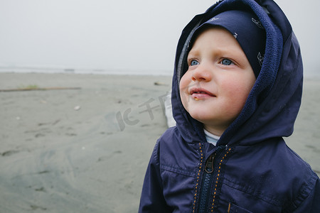 站着的孩子摄影照片_加拿大不列颠哥伦比亚省温哥华岛长滩上站着的小男孩
