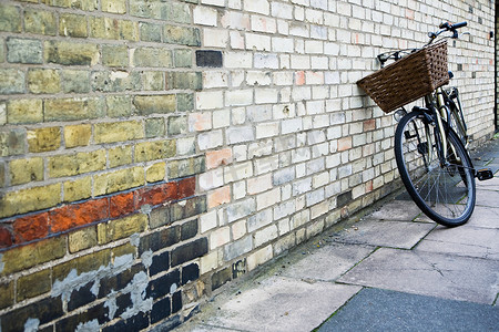 一辆靠在墙上的自行车