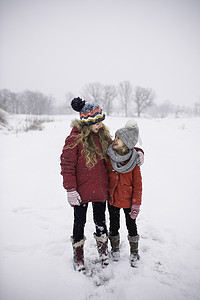 雪摄影照片_姐妹们在享受雪