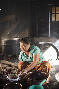 成熟的女性在缅甸英勒湖工作