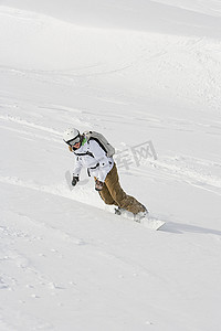 一名女子玩单板滑雪