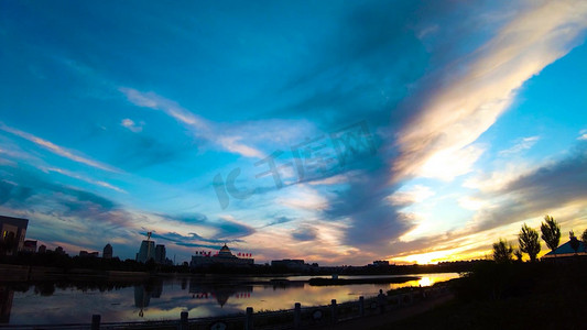 拍摄城市日出及光影在人工湖的变化