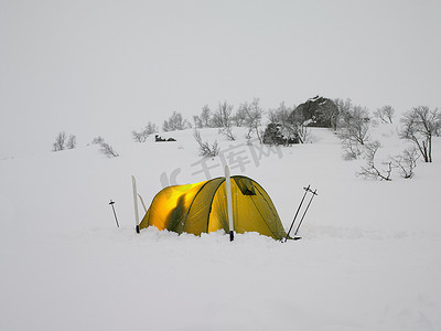 帐篷里的滑雪者