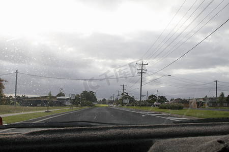 雨落在汽车挡风玻璃上
