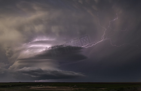 强大的雷暴闪电从上升气流中弧形进入砧座云对地闪电从旋转的超级单体底部射出