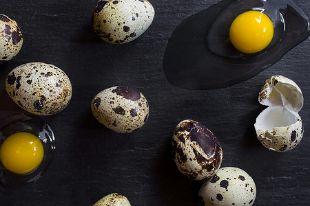 蛋黄摄影照片_俯瞰鹌鹑蛋和带生鸡蛋的破壳