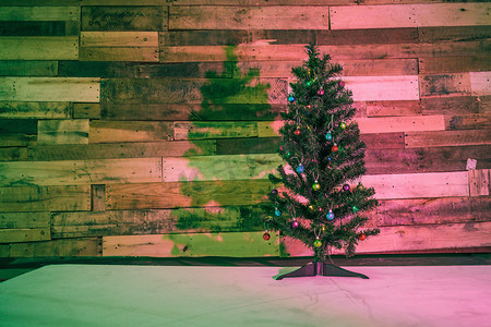 圣诞树亮摄影照片_彩灯下的圣诞树
