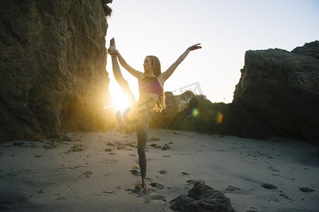 美国加利福尼亚州洛杉矶阳光明媚的海滩上年轻的女芭蕾舞演员单腿站立
