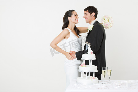 新娘和新郎拿着结婚蛋糕
