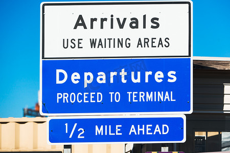 纽约芝士摄影照片_美国纽约机场航站楼外的到达和离开道路方向标志特写
