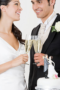 新婚夫妇用香槟干杯