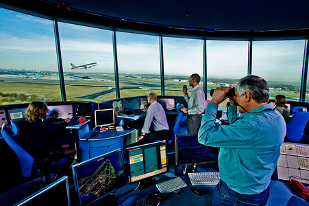 动物望远镜摄影照片_机场控制塔