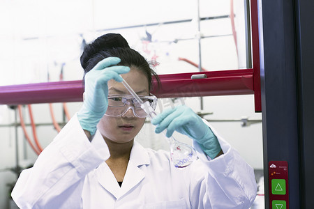 女科学家在实验室使用吸管和容量瓶