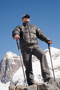 俯瞰山脉摄影照片_徒步旅行者俯瞰雪山