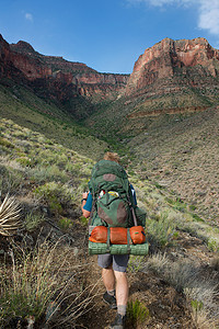 男子徒步旅行纽汉斯美景徒步旅行美国亚利桑那州大峡谷