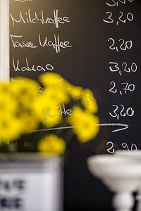 咖啡馆前的黄花黑板菜单重点放在背景上