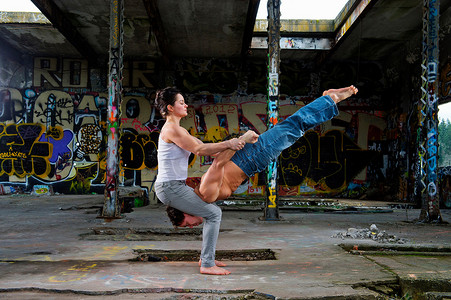中年女性运动摄影照片_一对中年夫妇表演现代舞