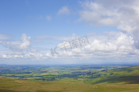 英国坎布里亚郡乡村景观和蓝色多云天空的高角视角