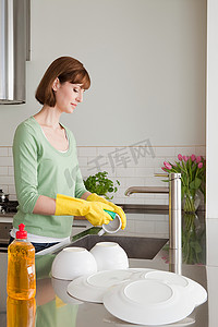 洗碗的女人