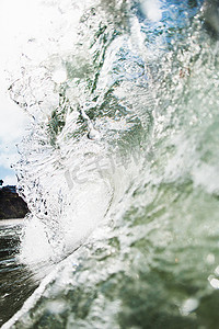 美国加利福尼亚州恩西尼塔斯海浪翻滚的特写侧视