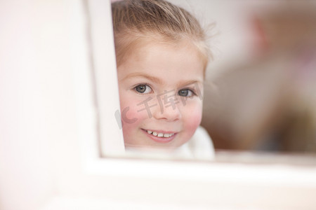 芭蕾舞课上小女孩从窗户往外看的特写