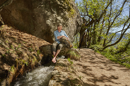 梅兰竹菊水墨笔刷摄影照片_成熟的坐在溪边梅兰南蒂罗尔意大利