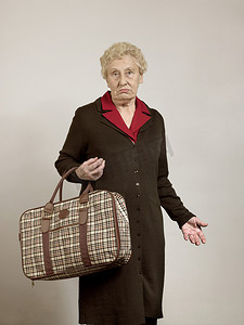 一位老年妇女背着包