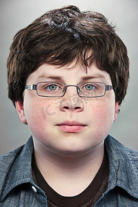 戴眼镜的十几岁男孩的肖像