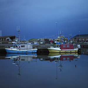 夜间钓鱼摄影照片_夜间港口的渔船哈斯勒哈文伯恩霍尔姆丹麦